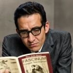 Marco Aurelio Denegri joven leyendo el libro Fascinum - Foto restaurada y colorizada por yaingrese.com